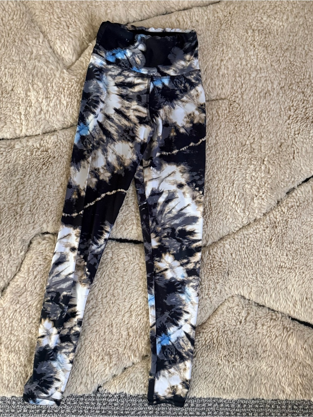 Strut this Tie-Dye High-Waist Active Leggings in Black & White - Picture 2 of 3